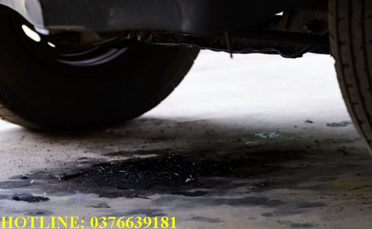 xe ô tô bị chảy dầu dưới gầm 