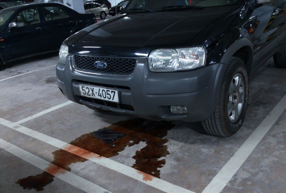 xe ô tô bị chảy dầu dưới gầm