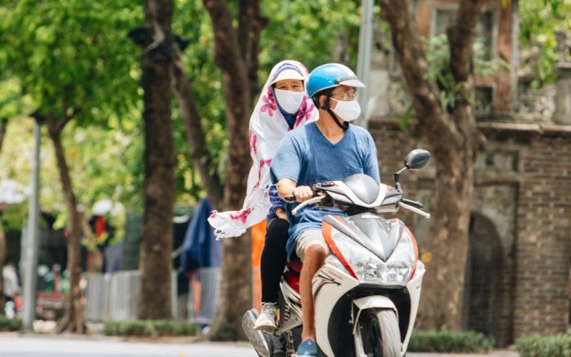 những sai lầm chạy xe máy ngày nắng nóng
