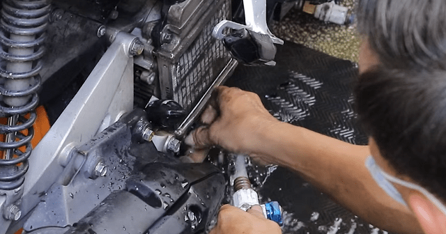 cách vệ sinh két nước xe máy