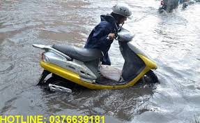 pô xe máy ngấm nước