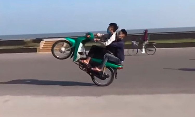 hướng dẫn cách bốc đầu xe máy chuyên nghiệp