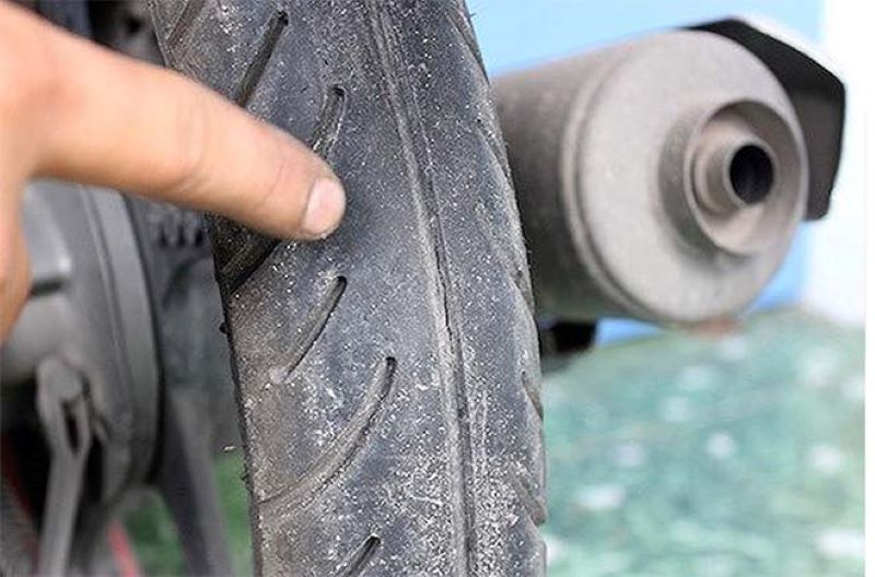 lốp xe máy bị nứt