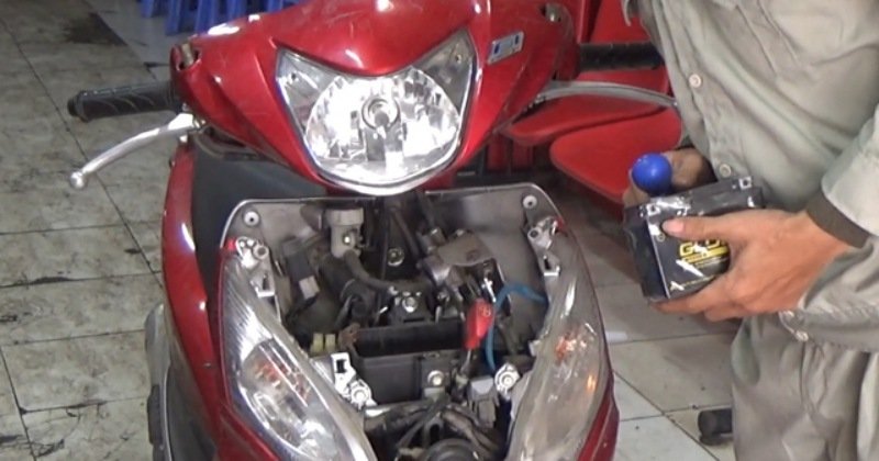 Dịch vụ thay bình ắc quy xe SH Mode