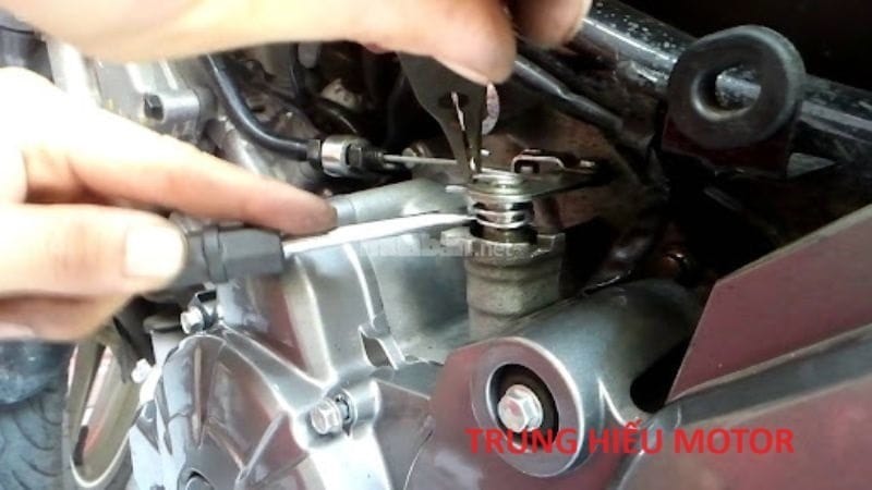 cách chỉnh côn xe máy tại nhà